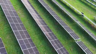 İleriye dönük hava görüntüsü fotovoltaik güneş panelleri üzerinde uçuyor ve sürdürülebilir geleceğin sembolü olan temiz yenilenebilir elektrik üretiyor