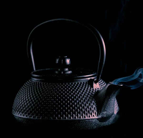 Черный Чайник Паром Черном Фоне — стоковое фото