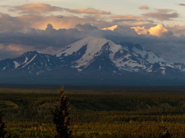 Drum Dağı, bir stratovolcano, Wrangell / St. Elias Ulusal Parkı, Alaska, gün batımında