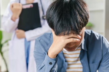 Depresyondan muzdarip genç bir çocuk. tedavi, danışmanlık kavramı.