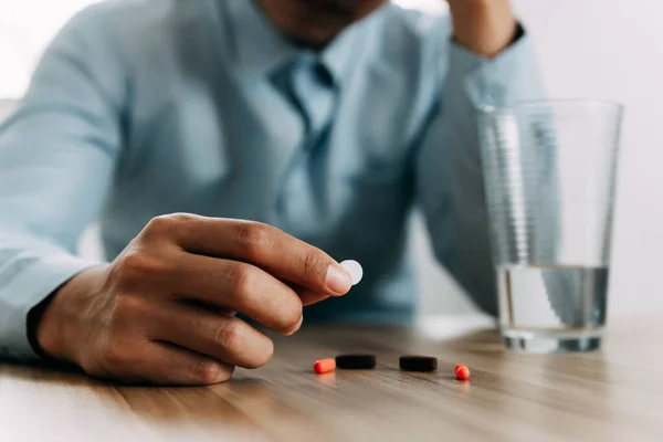 Gestresste Man Die Pillen Inneemt Tegen Drugs Verlicht Symptomen Hoofdpijn — Stockfoto