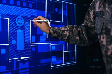 Bina planlama yönetimine işaret eden bir asker eli elektronik ekranda bir yol açıyor..