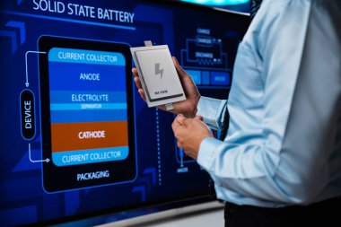 Mühendis elektronik ekranda elektrikli araç (EV) için katı hal pili, katı elektrot ve katı elektrolit kullanan pil teknolojisi gösteriyor..