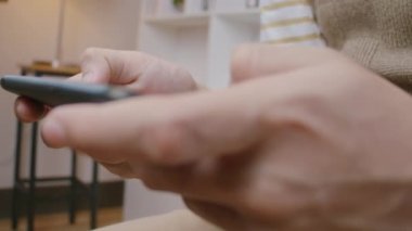 Gençler oyun oynamak için cep telefonu kullanır, konsepti rahatlatır, kapatır..