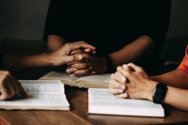 Hıristiyan grup İncil 'le Tanrı' ya dua ediyor ve İncil 'i paylaşıyorlar. Tanrı için inanç kavramı.