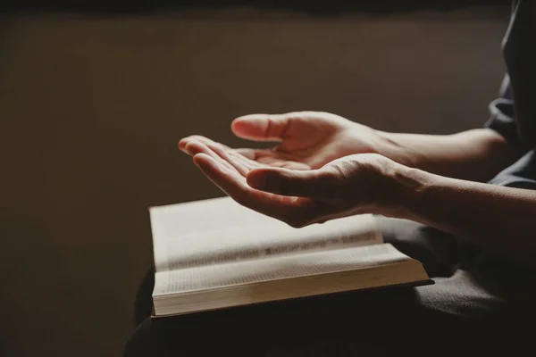 聖書と共に神への人間の祈りの手 信仰の概念 — ストック写真