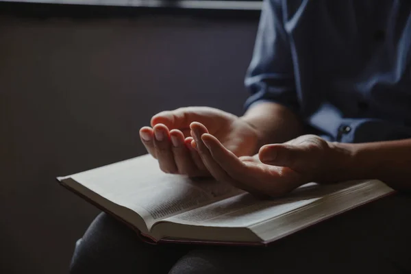 聖書と共に神への人間の祈りの手 信仰の概念 — ストック写真