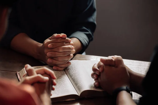 Grupo Cristão Está Orando Deus Com Bíblia Compartilhando Evangelho Conceito — Fotografia de Stock