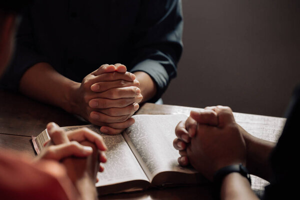 Христианская группа молится Богу с библией и делится Евангелием. Концепция веры для Бога.
