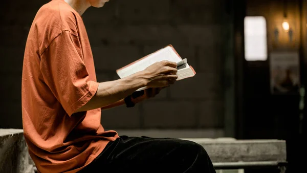 Genç Adam Kutsal Kitabı Okuyor Okuyor Ncil Paylaşıyor Tanrı Inancı — Stok fotoğraf