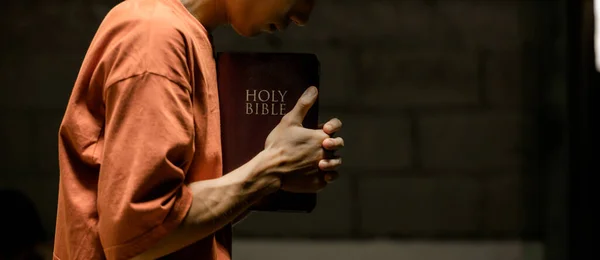 聖書で神に祈る人の手 神への信仰の概念 — ストック写真