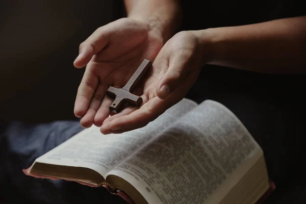 十字架は神への信仰の概念である聖書を読み勉強しながら 若者の手にかかっていました — ストック写真