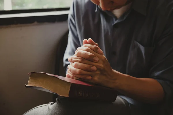 聖書で神に祈る人の手 神への信仰の概念 — ストック写真