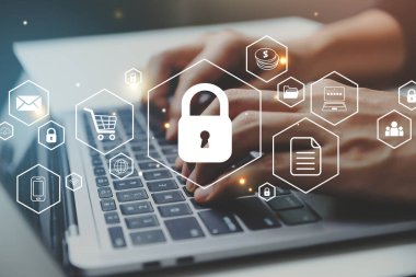 Veri koruması siber güvenlik gizliliği, iş adamı güvenlik çevrimiçi iş simgesi ile dizüstü bilgisayarda çalışıyor.