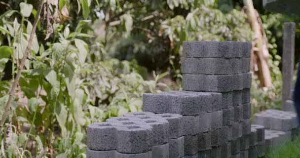 Arbeiter Bewegen Riesige Ziegel Auf Der Baustelle Zum Stapeln Sicherheits — Stockvideo