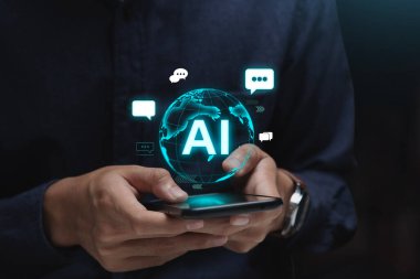 İş adamının eli akıllı telefon kullanarak sohbet botu, yapay zeka teknolojisi veya yapay zeka teknolojisi ile sohbet ediyor..