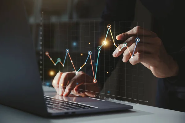 仮想画面上のグラフ成長分析とコンピュータを使用してビジネスマン 収益の増加と金融ビジネス投資の概念 — ストック写真