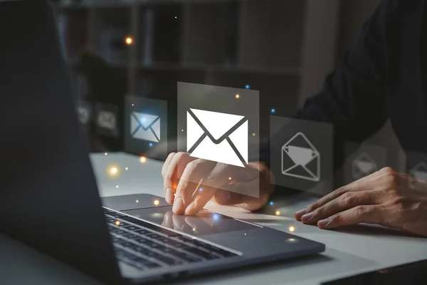 Biznesmen Przy Użyciu Laptopa Ikoną Mail Koncepcja Komunikacji Online — Zdjęcie stockowe