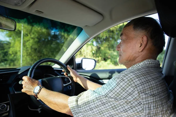 换领老年 旅游及老人驾驶执照的概念 亚洲老年人驾驶汽车 — 图库照片