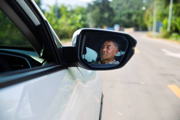 换领老年 旅游及老人驾驶执照的概念 亚洲老年人驾驶汽车 — 图库照片