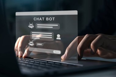 Yapay zeka veya yapay zeka teknolojisi ile sohbet, akıllı yapay zeka veya yapay zeka ile sohbet eden iş adamlarının eli, otomatik sohbet robotu..