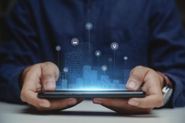 Akıllı Şehir, Akıllı Hizmetler ve simgelerle akıllı telefonu olan bir iş adamı.. 