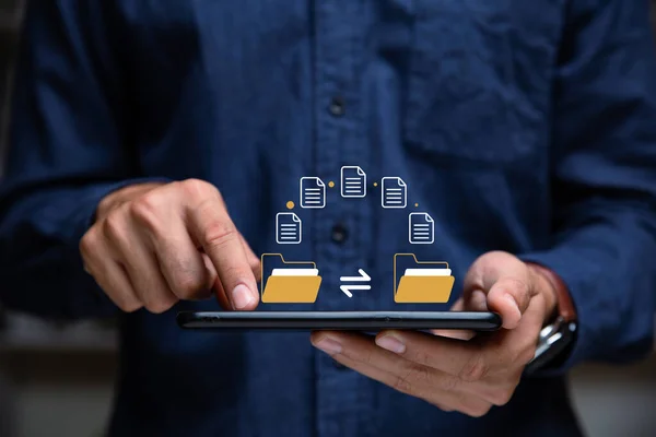 FTP (Dosya Aktarım Protokolü) dosya alıcısı ve yedekleme kopyası. Dosya paylaşımı izometrik. Bilgi alışverişi, dosya aktarımlı telefonu tutan adamın eli..