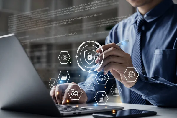 Bilgisayarda siber güvenlik ağıyla çalışan bir iş adamı. Asma kilit simgesi ve internet teknolojisi ağı.