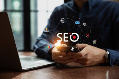 İş adamı SEO Arama Motoru optimizasyonu için telefonu kullanıyor. Dijital pazarlama süreci, Strateji, İş Teknolojisi konsepti.