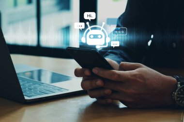 İş adamının eli akıllı telefon kullanarak sohbet botu, yapay zeka teknolojisi veya yapay zeka teknolojisi ile sohbet ediyor..