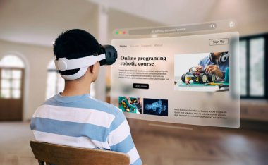 Asyalı genç, VR kulaklık, teknoloji ve eğitim konseptiyle arduino robotik kursunu araştırıyor.