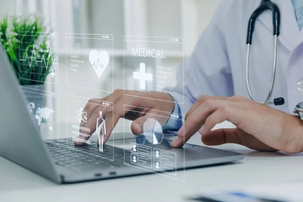 Medic Medicină Care Lucrează Laptopul Pentru Dosarul Medical Pacientului Conceptul — Fotografie, imagine de stoc