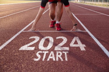 Yeni yıl 2024 konsepti. 2024 golü hazırlamaya hazır genç adam, yeni bir proje başlat.