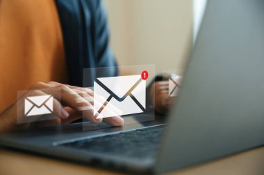 E- posta simgesi, çevrimiçi iletişim konsepti olan bir iş adamı.