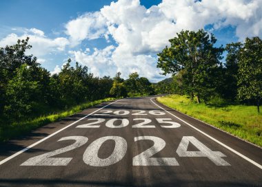 Yeni yıl 2024 'ten 2026' ya kadar asfalt yolun ortasında yeni yıl konsepti olarak yazıldı..