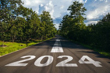 2024 yılına giden yol, asfalt yolun ortasında, net sıfır ve karbon emisyon azaltma kavramını elde etmek için yeni yılın planladığı yolda yazılmıştır..