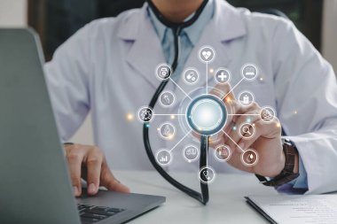 Tıp doktoru ve steteskop ellerinde tıbbi ikonlara dokunuyor, Akıllı sağlık, Tıbbi Teknoloji Ağı konsepti.