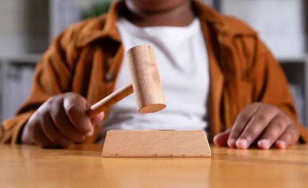 Рука Чернокожего Мальчика Молотком Закон Защите Детей Суд Делам Несовершеннолетних — стоковое фото