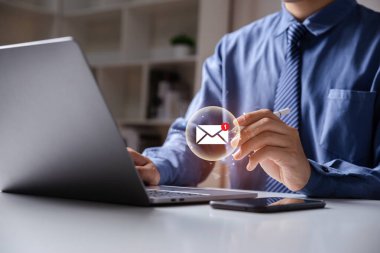 İş adamının eli uyarı mesajı içeren e-postayı işaret ediyor, online iletişim kavramı.