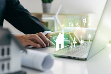 Ev tasarımı ve dizüstü bilgisayarı kullanarak doğal enerji ve sürdürülebilir kalkınma kavramını kullanan mimari mühendisler..