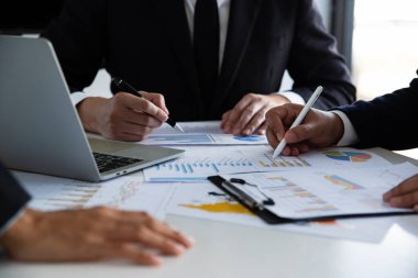 Genç iş adamları toplantıda şirketin gelecekteki yapısını tartışıyor, Sistematik Planlama.