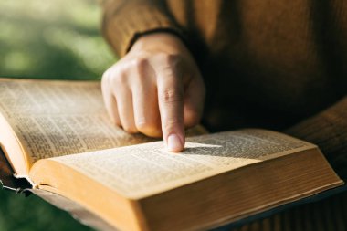 İncil 'i, Hristiyanlığı, Tanrı inancı kavramını ve İncil' den öğretileri okuyan ve okuyan genç bir kadın..