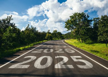 2025 'ten 2027' ye kadar asfalt yolun ortasında yeni yıl konsepti yazılıydı..