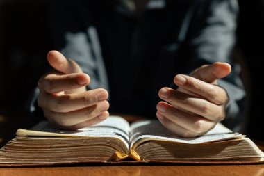 Hıristiyan adam Tanrı 'ya el ele dua ediyor iyiliğe, ruhaniliğe ve din kavramına inanıyor..