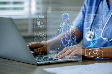 Doktor, insan iskeleti, DNA 'sı, hayati belirtileri, hasta teşhisi ve tıbbi araştırma gösteren tıbbi arayüzü olan bir dizüstü bilgisayar kullanıyor..