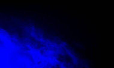 Bulutlu mavi gökyüzü, sis ve duman