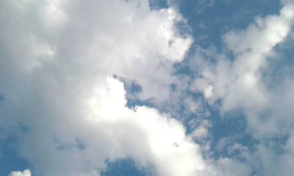 Błękitne Niebo Chmurami Wieczorem — Zdjęcie stockowe