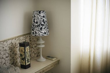 Modern iç tasarım, lamba ve beyaz desenli.