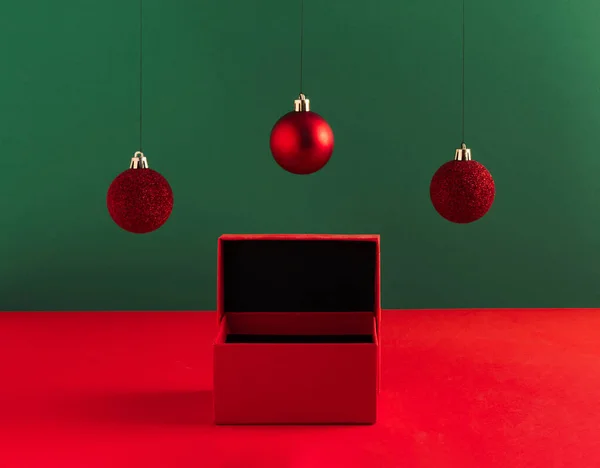 Conceito Natal Criativo Feito Caixa Presente Bugigangas Vermelhas Fundo Verde — Fotografia de Stock