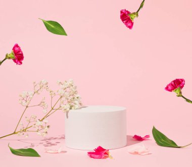 Ürün Gösterimi ve İş Konsepti için uygundur. Geometrik podyum platformu ürün sunumu ve pembe arka planda bahar çiçekleri için. Sahneyi kurgula. İş Konsepti.